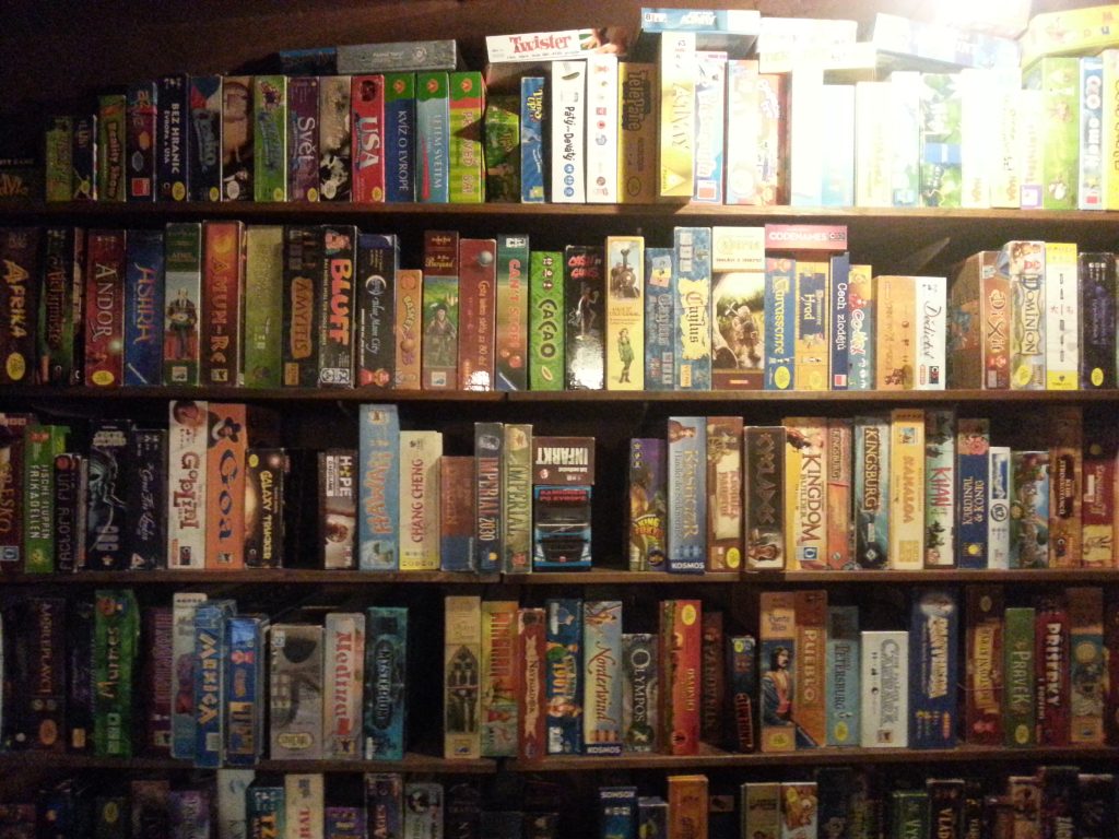 Estanterías con juegos de mesa y cartas coleccionables