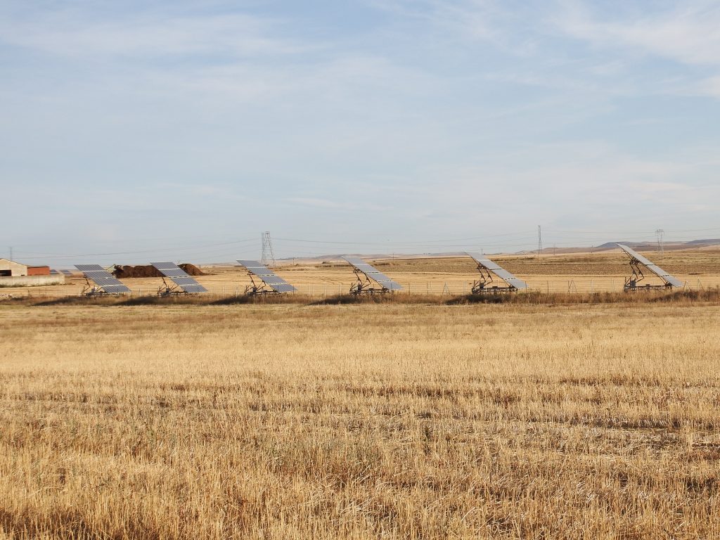 Paneles fotovoltaicos instalados en un campo de cultivo