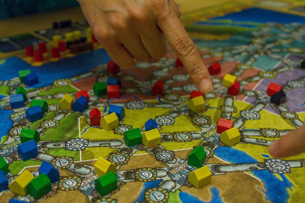 Fichas de colores sobre el tablero de un juego de mesa