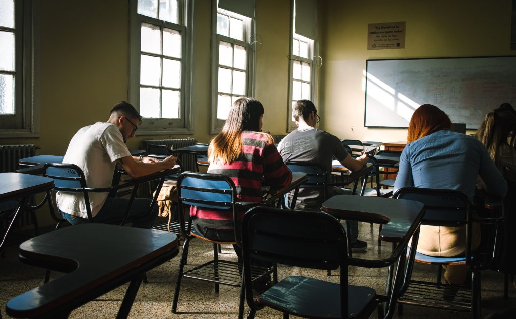 Alumnos realizando un examen en un aula, imagen de archivo