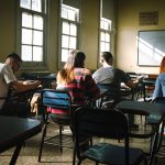 Alumnos realizando un examen en un aula, imagen de archivo