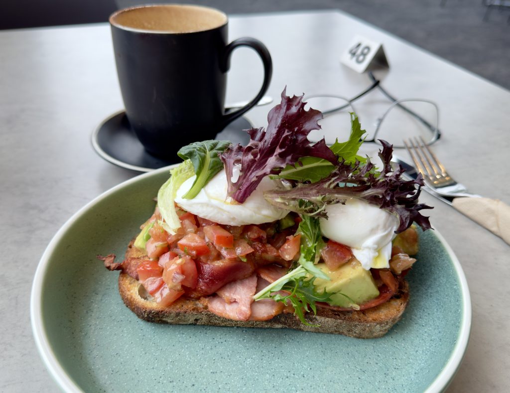Tostada de desayuno con huevo, aguacate y bacon, similar a las propuestas del concurso Badajoz Capital del Desayuno
